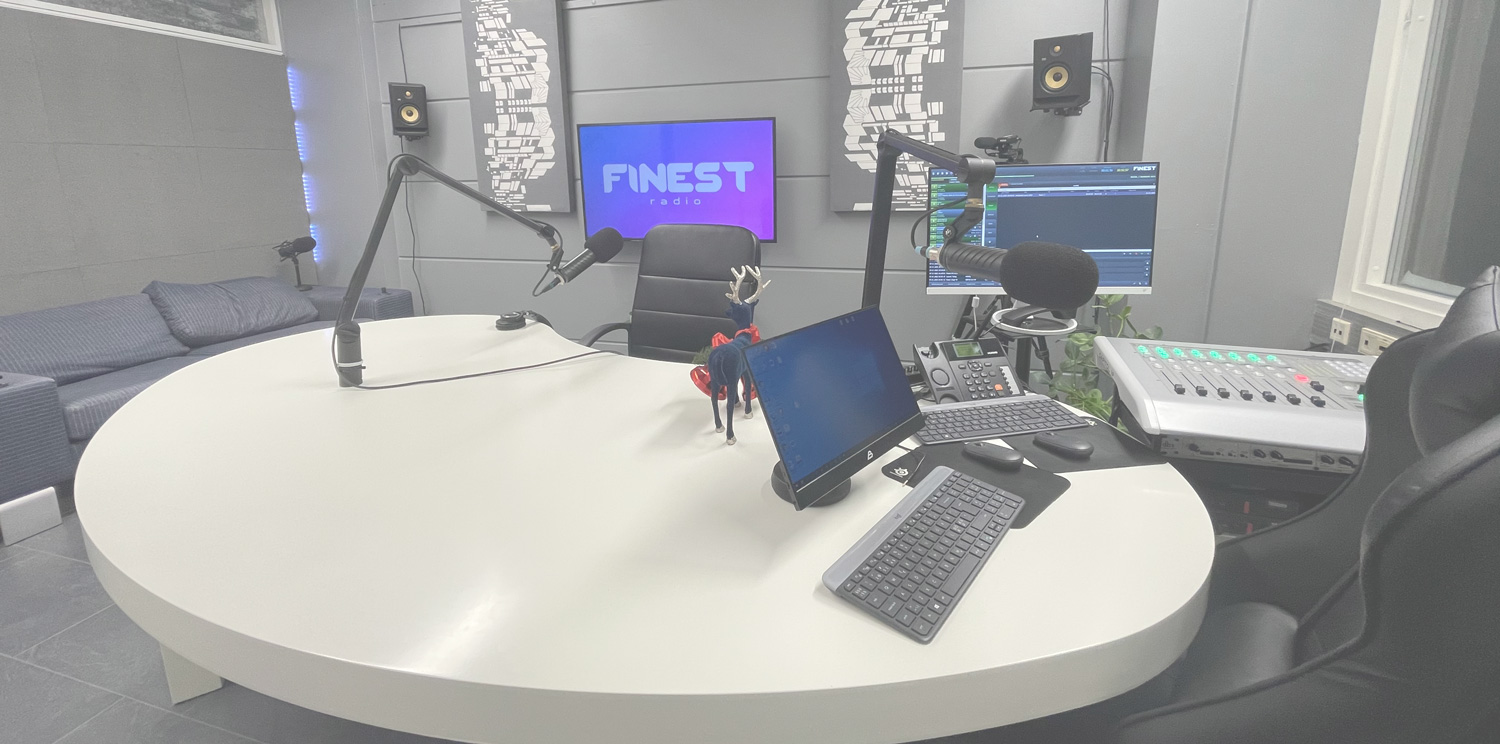 Studio-finest-radio.jpg (257 KB)